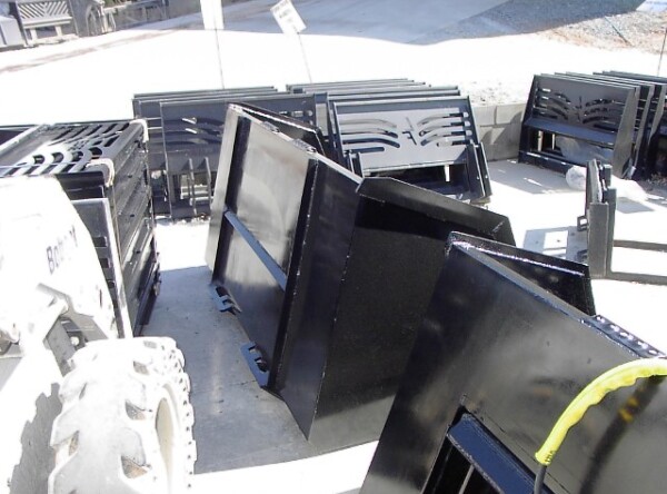 IM001476 Loflin Turkey Litter Bucket